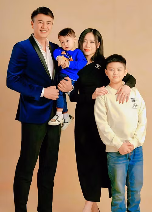 Bé Pizza và bé Rio - hai con trai của Tuấn Tú sở hữu những nét đẹp của bố mẹ. Ảnh: FB Tuấn Tú.