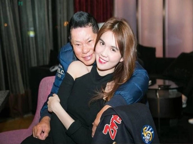 Cặp đôi lệch tuổi showbiz Việt chia tay chỉ sau 3 tháng hẹn hò. Hết mặn nồng, ông Hoàng Kiều tố Ngọc Trinh có hai đến ba người tình khác khi yêu ông và đòi đi xe 20 tỷ. Ảnh: Saostar.