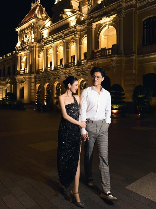 Tết Dương lịch 2021, Lâm Bảo Châu chia sẻ trên trang cá nhân hình ảnh ngắm pháo hoa cùng Lệ Quyên, chính thức công khai hẹn hò nữ ca sĩ hơn anh đến 12 tuổi. Sau đó, Lâm Bảo Châu và Lệ Quyên thoải mái sánh đôi thay vì úp mở như trước đây. Ảnh: FB Lệ Quyên.