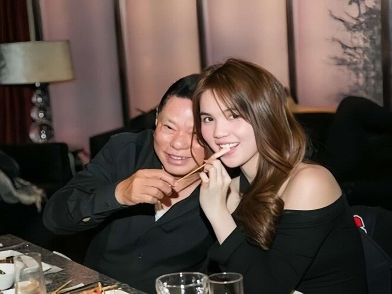 Cuối tháng 12/2016, ông Hoàng Kiều lên tiếng thừa nhận yêu Ngọc Trinh. Sau đó, cặp đôi "27-72" liên tục cập nhật trên mạng xã hội hình ảnh hẹn hò, lời yêu đương. Nhiều cư dân mạng cho rằng mối tình giữa ông Hoàng Kiều - Ngọc Trinh chỉ là cuộc vui giữa chân dài và đại gia, không phải là một tình yêu thực sự. Ảnh: Đời Sống Gia Đình.