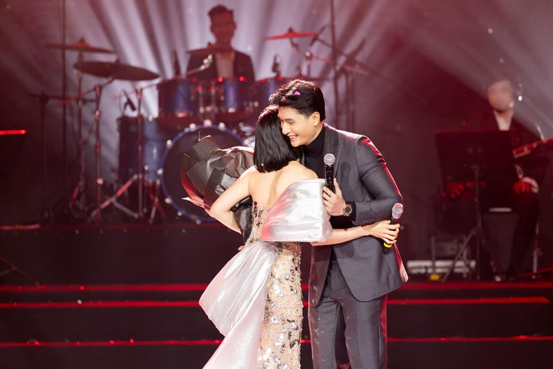 Lệ Quyên nhấn mạnh, Lâm Bảo Châu học tài chính. Bởi vậy, ngoài việc đầu tư riêng công ty của Lệ Quyên, Lâm Bảo Châu còn làm phó giám đốc cân đối tài chính thu chi giúp nữ ca sĩ. Trên truyền thông, Lệ Quyên bày tỏ mong khán giả có cái nhìn đúng đắn hơn về Lâm Bảo Châu. Ảnh: FB Lệ Quyên.