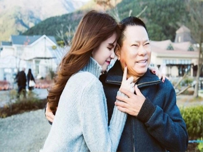 Ngoài khoảng cách tuổi tác, ông Hoàng Kiều còn gây ồn ào bởi có phát ngôn sốc về chuyện giường chiếu với Ngọc Trinh. "Tôi cũng nói luôn, tôi và Ngọc Trinh đêm 7 ngày 3, vào ra không kể”, ông nói. Ảnh: Saostar.