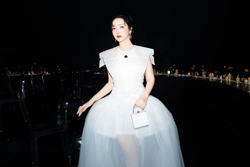 Bà mẹ một con ăn mặc trẻ trung, gợi cảm. Ảnh: FB Giáng My.