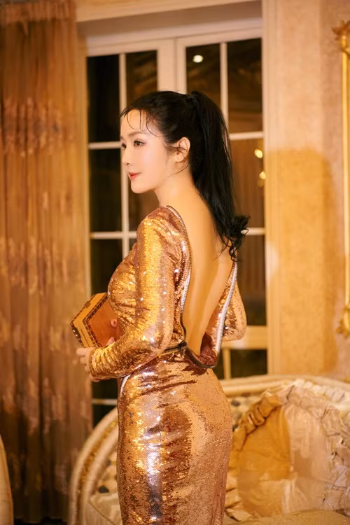 Đường cong gây mê của Hoa hậu Giáng My ở tuổi 54 "đốn gục" cánh mày râu. Ảnh: FB Giáng My.