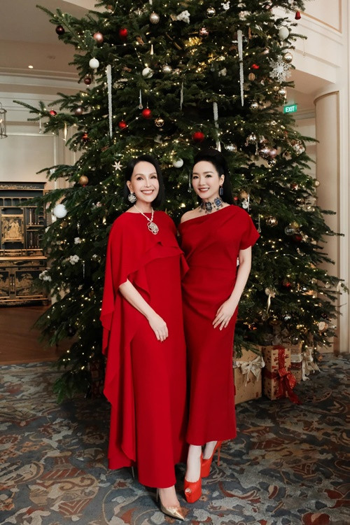 Hai "phú bà" đọ vẻ gợi cảm trong một bữa tiệc đầu năm 2025. Ảnh: FB Diễm My.