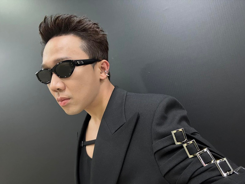 …Trong khi đó, Trấn Thành từng học ở trường, biết rõ trong trường đào tạo như thế nào, mỗi kỳ thi các thầy cô đều góp ý, nhận xét, phê bình kỹ lưỡng, làm bao nhiêu thứ để có một bài thi chất lượng cho học trò. Họ đều làm vì tâm huyết, vì yêu nghề chứ đâu phải để được một thứ gì đó? Phát ngôn như vậy là rất buồn cười…Tôi nghĩ có thể Trấn Thành chỉ nói vui, nói vu vơ vậy thôi, cũng không nên coi như một việc gì quá nghiêm túc", nghệ sĩ Công Ninh cho biết. Ảnh: FB Trấn Thành.