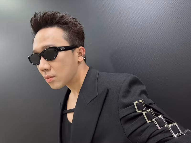 …Trong khi đó, Trấn Thành từng học ở trường, biết rõ trong trường đào tạo như thế nào, mỗi kỳ thi các thầy cô đều góp ý, nhận xét, phê bình kỹ lưỡng, làm bao nhiêu thứ để có một bài thi chất lượng cho học trò. Họ đều làm vì tâm huyết, vì yêu nghề chứ đâu phải để được một thứ gì đó? Phát ngôn như vậy là rất buồn cười…Tôi nghĩ có thể Trấn Thành chỉ nói vui, nói vu vơ vậy thôi, cũng không nên coi như một việc gì quá nghiêm túc", nghệ sĩ Công Ninh cho biết. Ảnh: FB Trấn Thành.