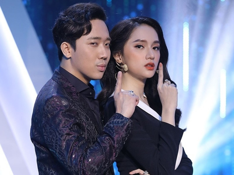 Trong chương trình Kỳ tài thách đấu năm 2016, khi diễn tiểu phẩm, Trấn Thành buột miệng phát ngôn nhạy cảm rằng Hương Giang Idol chỉ "toàn mùi silicon". Sau đó, nam MC nhanh chóng tìm cách “chữa cháy” bằng cách giải thích: “Silicon là một loại độc dược chiết xuất từ hoa lài”. Ảnh: Gia Đình Việt Nam.