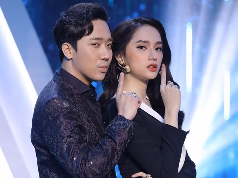 Trong chương trình Kỳ tài thách đấu năm 2016, khi diễn tiểu phẩm, Trấn Thành buột miệng phát ngôn nhạy cảm rằng Hương Giang Idol chỉ "toàn mùi silicon". Sau đó, nam MC nhanh chóng tìm cách “chữa cháy” bằng cách giải thích: “Silicon là một loại độc dược chiết xuất từ hoa lài”. Ảnh: Gia Đình Việt Nam.