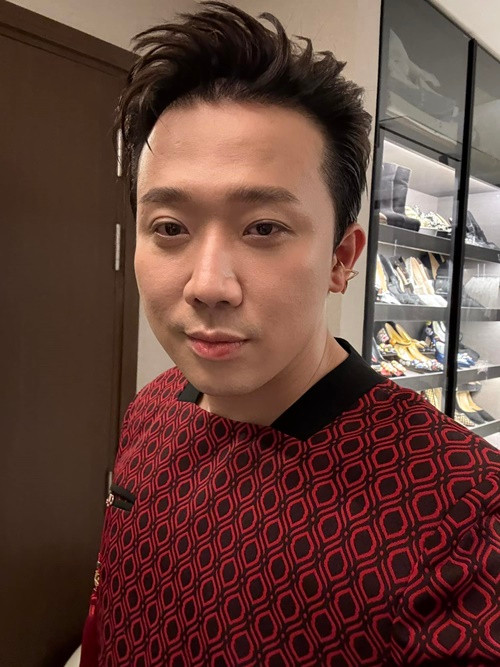 Nam MC gọi áo dài là quốc phục. Tuy nhiên, Việt Nam chưa có quốc phục chính thức. Vì vậy, phát ngôn của Trấn Thành gây tranh cãi. Ảnh: FB Trấn Thành.