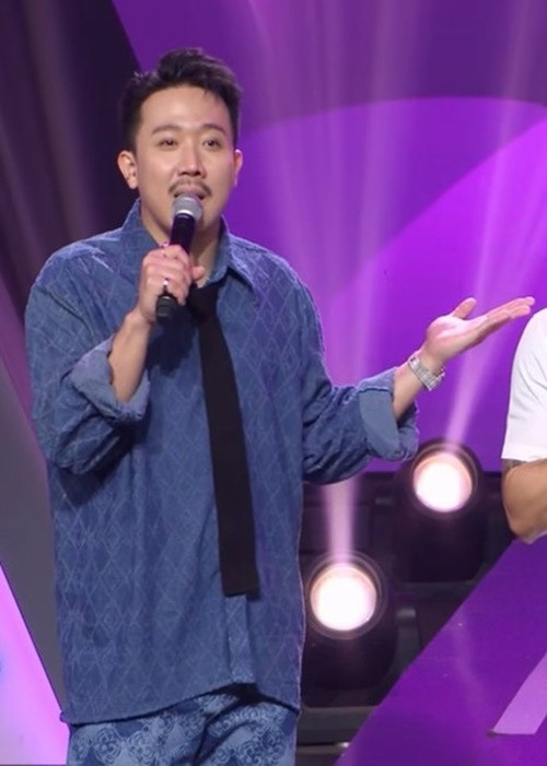 Trong tập 1 Người ấy là ai lên sóng tháng 5/2023, khi giới thiệu thông tin về Nguyễn Hồ - người chuyển giới từ nữ sang nam, Trấn Thành cho hay: “Để có thể trở thành nam, Nguyễn Hồ phải nhiều lần vỡ mạch máu, chích hormone nam”. Ảnh: Dân Việt.