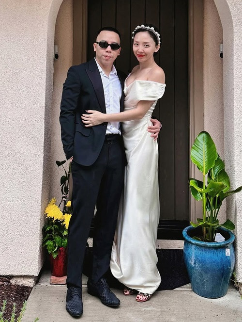  Tóc Tiên - Hoàng Touliver hẹn hò năm 2015. Đến năm 2020, cặp đôi tổ chức đám cưới.