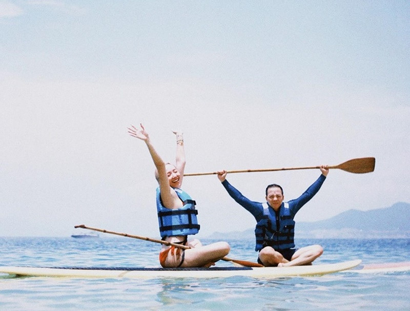 Tóc Tiên - Hoàng Touliver cùng chèo SUP trên biển.