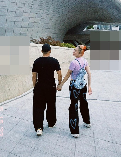 Trong cuộc phỏng vấn với VOV, Tóc Tiên tiết lộ, một ngày của hai vợ chồng nếu không đi diễn, thu âm: “Uống cà phê sáng ở nhà cùng nhau, cùng dùng bữa, cùng tập gym trong phòng tập và chơi đùa với 3 “đứa con” - Pate, Bơ và Bánh Mì. Cuối tuần, cả hai gặp gỡ bạn bè, thỉnh thoảng sẽ đi du lịch”.