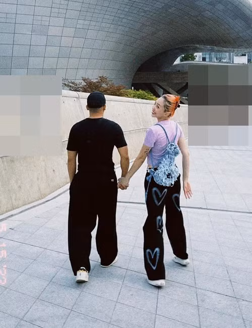 Trong cuộc phỏng vấn với VOV, Tóc Tiên tiết lộ, một ngày của hai vợ chồng nếu không đi diễn, thu âm: “Uống cà phê sáng ở nhà cùng nhau, cùng dùng bữa, cùng tập gym trong phòng tập và chơi đùa với 3 “đứa con” - Pate, Bơ và Bánh Mì. Cuối tuần, cả hai gặp gỡ bạn bè, thỉnh thoảng sẽ đi du lịch”.