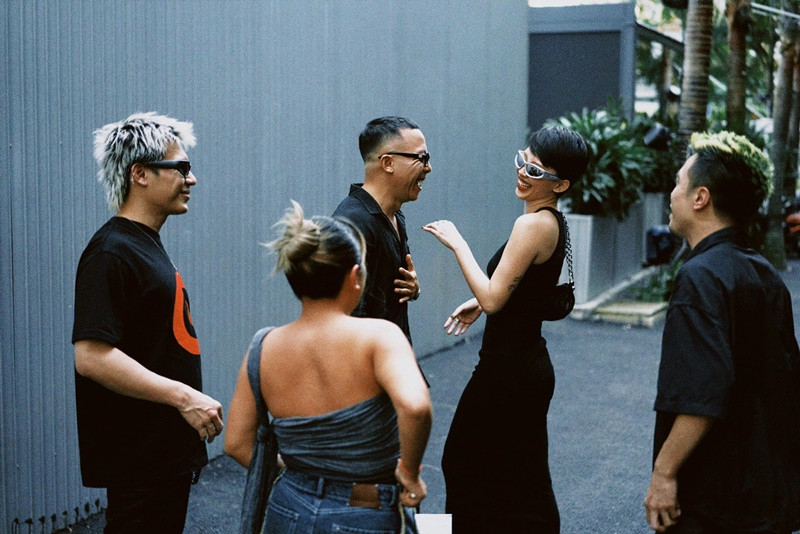 Nữ ca sĩ sinh năm 1989 và chồng độc lập tài chính. Theo Tóc Tiên, trong dịp sinh nhật, Hoàng Touliver thích chuyển khoản thay vì mua quà.