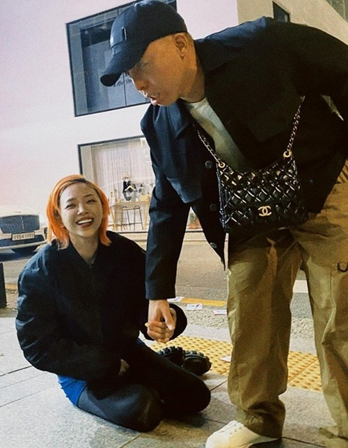 Tóc Tiên được chồng đỡ dậy khi quá say trong chuyến du lịch ở Hàn Quốc.