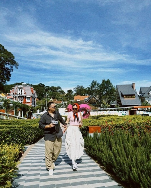 Hoàng Touliver chia sẻ công việc nhà với vợ, ủng hộ mọi điều cô thích như đi đóng phim, phong cách thời trang. Khi Tóc Tiên đu dây, treo ngược người ở Chị đẹp đạp gió 2024, nam producer rất lo lắng. "Mỗi lần em bay, con tim anh như ngừng đập. Vì... lo", Hoàng Touliver viết trên trang cá nhân.