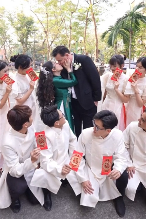 Vợ chồng Trương Phương khóa môi trong lễ ăn hỏi. Ảnh: Vietnamnet.