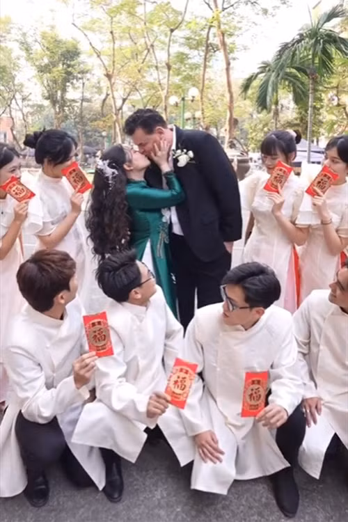 Vợ chồng Trương Phương khóa môi trong lễ ăn hỏi. Ảnh: Vietnamnet.