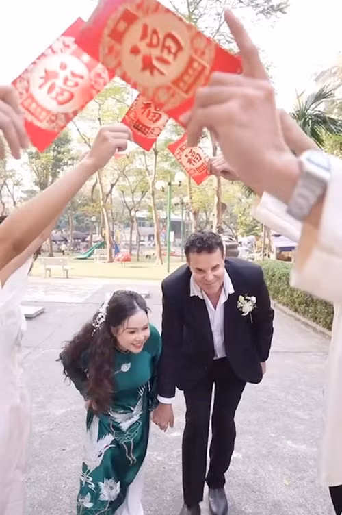 Chồng Trương Phương diện vest lịch lãm. Nữ diễn viên phim Thương nhớ ở ai chia sẻ, nửa kia cao đến 2 m. Ảnh: Người Đưa Tin.