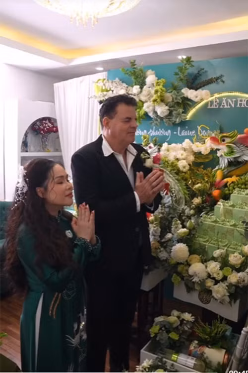  Diễn viên Trương Phương diện áo dài trong lễ ăn hỏi với chồng Tây. Ảnh: Vietnamnet.
