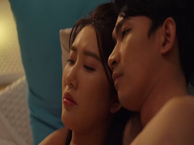 Thúy Ngân và Võ Cảnh đóng chung phim 7 năm chưa cưới đã chia tay. Trên màn ảnh, cả hai có nhiều phân cảnh táo bạo. Ảnh: Người Lao Động.