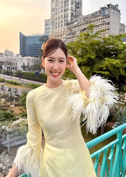 Năm 2024, chia sẻ trên Thương Hiệu Pháp Luật, Thúy Ngân cho biết, gần như mấy năm nay cô không tăng giá cát-sê để 7 nụ cười xuân được duy trì. Ảnh: FB Thúy Ngân.