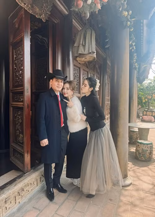 Hoàng Yến chụp ảnh kỷ niệm cùng Huy Cường và Thanh Hằng khi đóng phim Đại gia chân đất. Ảnh: FB Hoàng Yến.