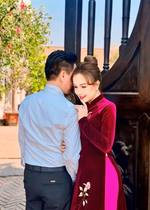 Huy Cường và Hoàng Yến có một số khoảnh khắc tình tứ. Ảnh: FB Hoàng Yến.