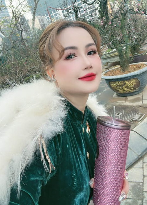 Đầu tháng 12/2024, chia sẻ trên Vietnamnet, Hoàng Yến cho biết, cô đã đính hôn với bạn trai. Nữ diễn viên tiết lộ, bạn trai mới đồng hành cùng cô 3 năm qua. Ảnh: FB Hoàng Yến.