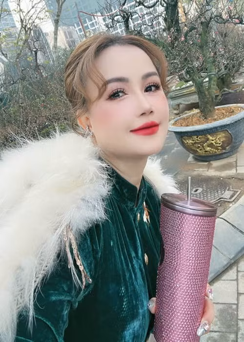 Đầu tháng 12/2024, chia sẻ trên Vietnamnet, Hoàng Yến cho biết, cô đã đính hôn với bạn trai. Nữ diễn viên tiết lộ, bạn trai mới đồng hành cùng cô 3 năm qua. Ảnh: FB Hoàng Yến.