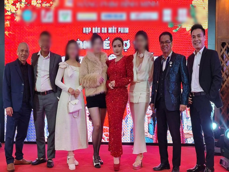 Huy Cường đăng ảnh bên Hoàng Yến, đạo diễn Trần Bình Trọng trong buổi ra mắt phim Đại gia chân đất. Ảnh: FB Huy Cường.