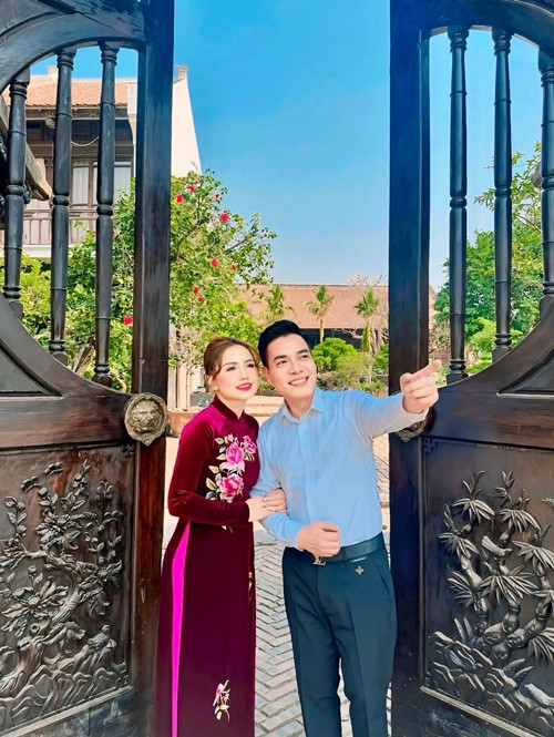 Trên trang cá nhân, nữ diễn viên còn chia sẻ loạt ảnh diện áo dài bên Huy Cường. Ảnh: FB Hoàng Yến.