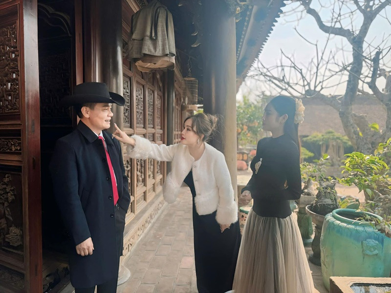 Một số người đặt nghi vấn Huy Cường chỉ là bạn diễn của Hoàng Yến bởi chia sẻ loạt ảnh bên Huy Cường, Hoàng Yến từng viết: "Tết này lại quẩy tưng bừng cùng ê-kíp Đại gia chân đất! Những cảnh quay cuối cùng của năm - nơi tiếng cười còn vang vọng mãi trên phim trường. Cảm ơn ê-kíp đã luôn máu lửa và tràn đầy năng lượng đến phút cuối cùng!". Ảnh: FB Hoàng Yến.