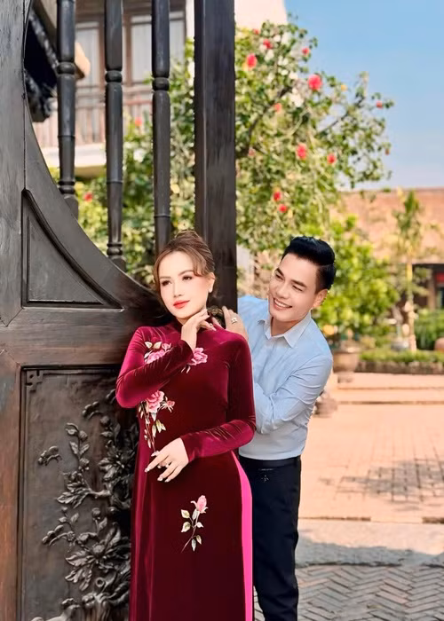 Bà mẹ ba con chú thích: "Hoa bay dưới ánh nắng chiều. Một lời hẹn ước gây nhiều vấn vương". Ảnh: FB Hoàng Yến.