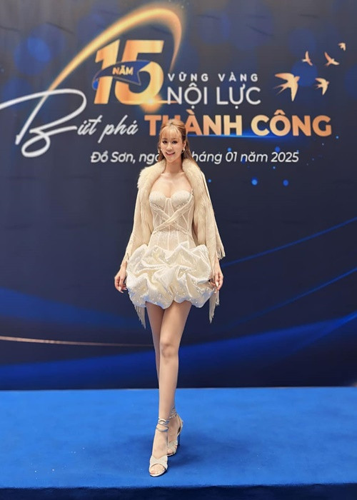 10 năm qua, Maya làm mẹ đơn thân. Cô từng hài hước chia sẻ, bản thân bị con gái cấm yêu đương. "Con gái không thích mẹ yêu ai cả. Nói thẳng ra là con gái cấm tôi yêu", Maya cho hay.