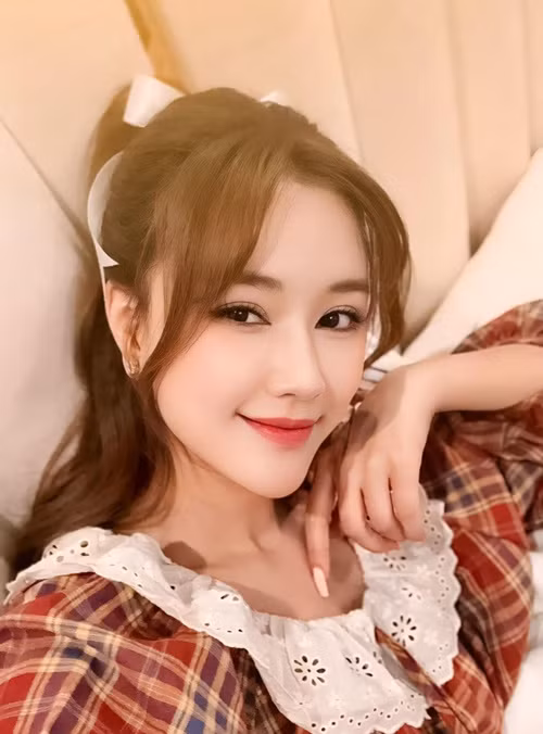 Nữ ca sĩ sinh năm 1988 không tiết lộ hình ảnh khi bị liệt dây thần kinh số 7.