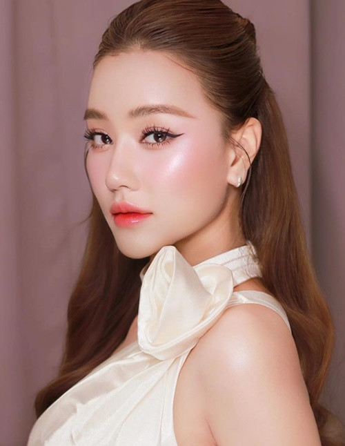 Maya từng bị liệt cơ mặt giống Hari Won. "Mắt không nhắm được, miệng khi cười hay nói đều méo", Maya chia sẻ trên Thể thao Văn hóa năm 2023. Sau đó, gương mặt của Maya đã trở lại bình thường.