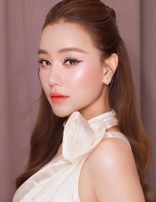 Maya từng bị liệt cơ mặt giống Hari Won. "Mắt không nhắm được, miệng khi cười hay nói đều méo", Maya chia sẻ trên Thể thao Văn hóa năm 2023. Sau đó, gương mặt của Maya đã trở lại bình thường.