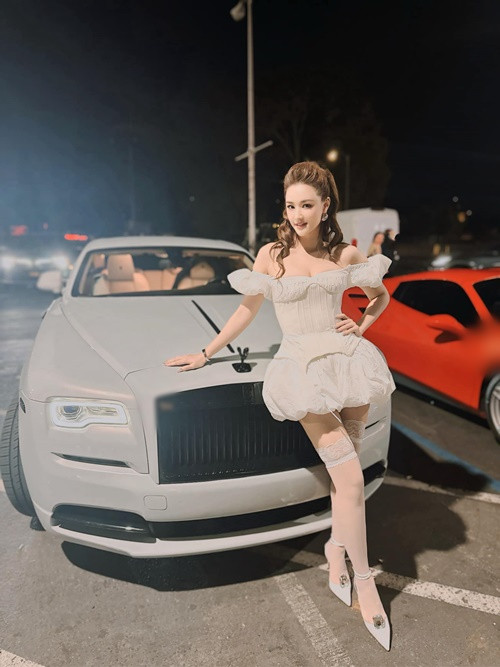 Người đẹp tập yoga, gym, đánh golf để giữ dáng. Ngoài ra, Maya cho biết bí quyết giảm cân là không nhậu, không ăn vặt, không ăn thịt, đồ dầu mỡ...