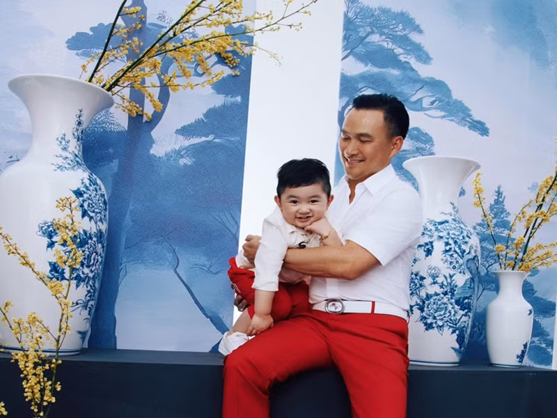 Bé Gia Khang có vẻ ngoại bụ bẫm, kháu khỉnh, ăn mặc sành điệu như hot boy nhí.