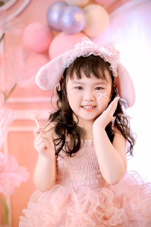 Nét dễ thương của nhóc tì nhà Thu Thủy "đốn tim" nhiều cư dân mạng. Ảnh: FB Thu Thuỷ.