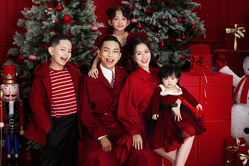 Vợ chồng Khánh Thi - Phan Hiển có 3 người con chung: Bé Kubi (sinh năm 2015), bé Anna (sinh năm 2018) và bé Lisa (sinh năm 2023). Ảnh: FB Khánh Thi Phan Hiển.