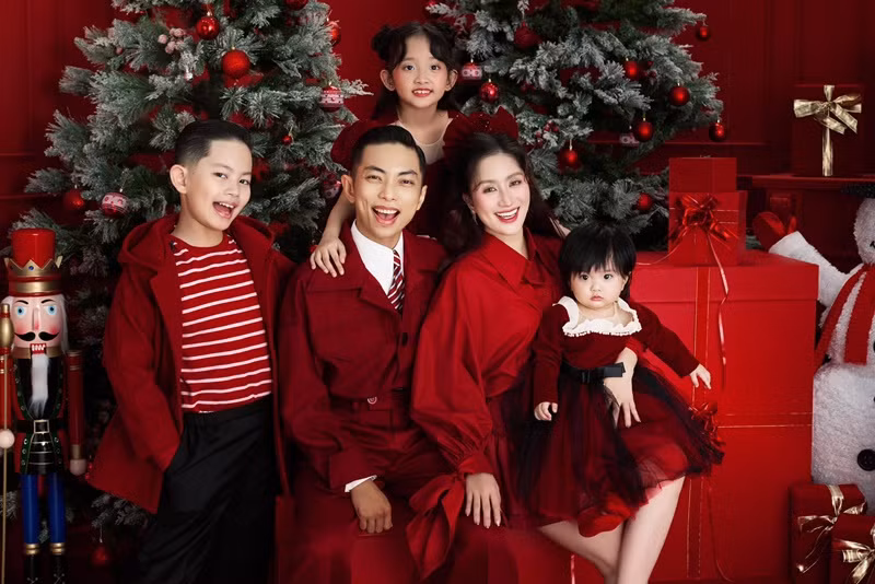 Vợ chồng Khánh Thi - Phan Hiển có 3 người con chung: Bé Kubi (sinh năm 2015), bé Anna (sinh năm 2018) và bé Lisa (sinh năm 2023). Ảnh: FB Khánh Thi Phan Hiển.