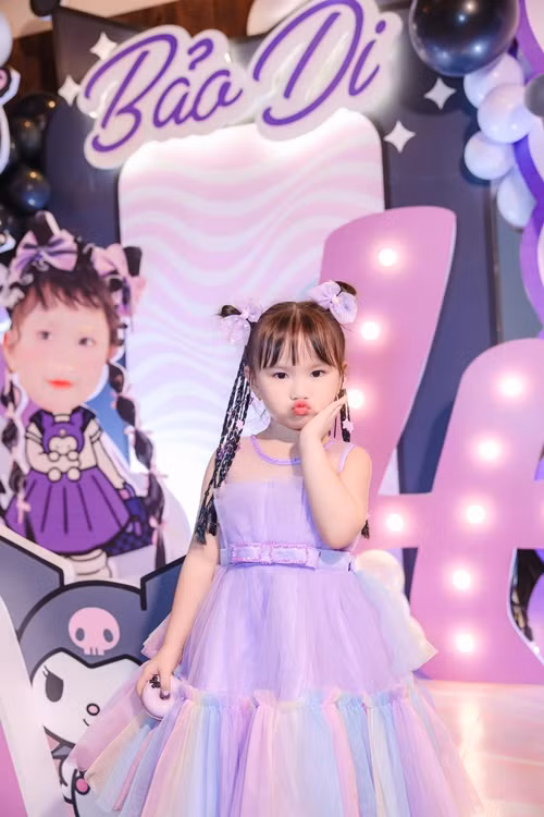 Vợ chồng Thu Thủy thường cho con gái ăn mặc điệu đà. Ảnh: FB Thu Thuỷ.