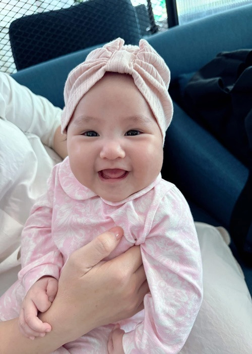 Bé Gia Linh thừa hưởng nét đẹp của bố mẹ. Cô nhóc trộm vía bụ bẫm, trắng trẻo, hay cười. Ảnh: FB Chi Bảo.