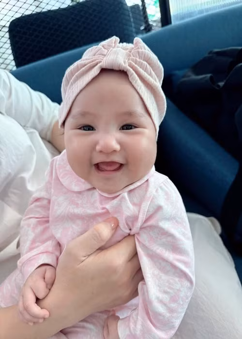 Bé Gia Linh thừa hưởng nét đẹp của bố mẹ. Cô nhóc trộm vía bụ bẫm, trắng trẻo, hay cười. Ảnh: FB Chi Bảo.