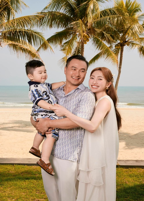 Cặp đôi lệch tuổi showbiz Việt Lý Thùy Chang - Chi Bảo giàu có nên các con sinh ra "đã ngậm thìa vàng".