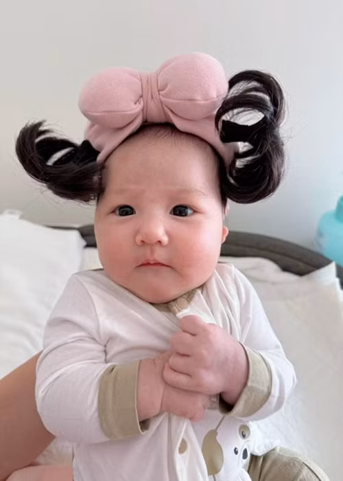 Chào đời vào tháng 9/2024, con gái Chi Bảo càng lớn càng dễ thương. Ảnh: FB Chi Bảo.